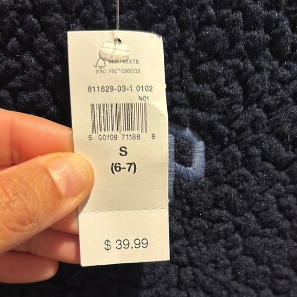 Kids gap sweatshirt size 6/7 NWT. - Picture 3 of 5